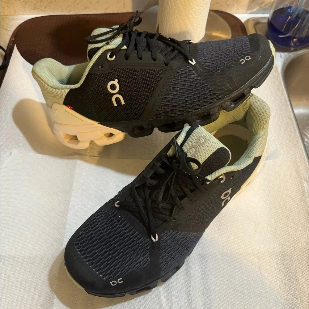 On Cloud, women size 11, black/light green - Picture 1 of 7